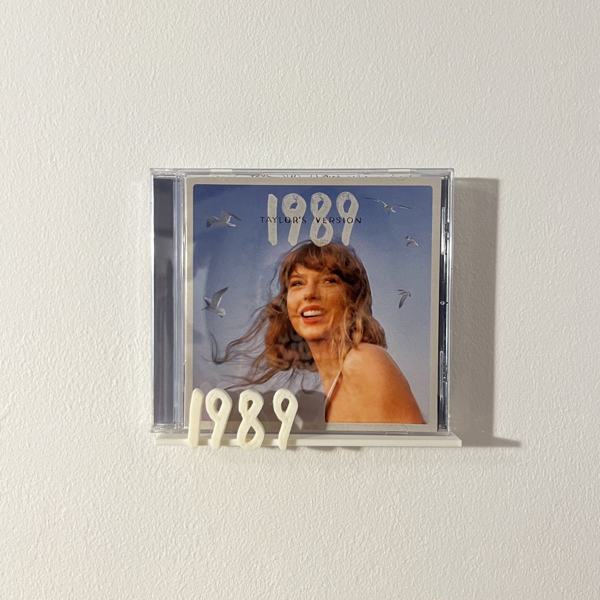 CocoaTuka's tweet photo. Holii! Llevo un tiempo queriendo enseñar por aquí las cositas que hago en mi tiempo libre 💕 De momento me dedico a hacer holders de pared para CD/vinilo de Taylor Swift 🫶🏼 Estoy abierta a sugerencias y peticiones🌻Seguiré subiendo cositas así que seguidme 👀 https://t.co/3TY4SdXRLN