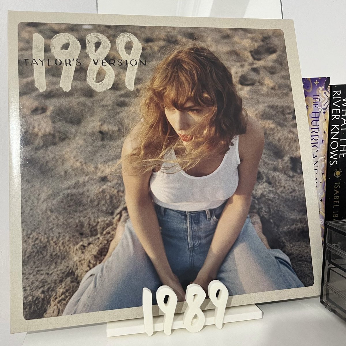 Holii! Llevo un tiempo queriendo enseñar por aquí las cositas que hago en mi tiempo libre 💕 De momento me dedico a hacer holders de pared para CD/vinilo de Taylor Swift 🫶🏼 Estoy abierta a sugerencias y peticiones🌻Seguiré subiendo cositas así que seguidme 👀