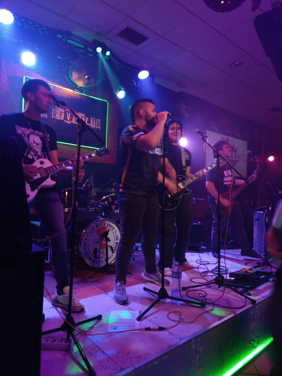 losmechacorta's tweet photo. AÚN ESTAMOS CON RESACA EMOCIONAL POR EL CONCIERTO DEL VIERNES!!!!!
MUCHÍSIMAS GRACIAS A TODXS LXS QUE HICIERON TEMBLAR LA SALA! https://t.co/PGJuHCnDBH
