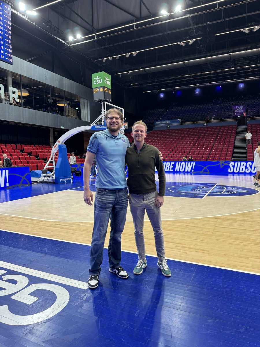 Traveled to Groningen to watch my former @MNUHoops teammate and roommate last night. It was a great atmosphere for @Donar1951’s close win. Always great to see my guy!!