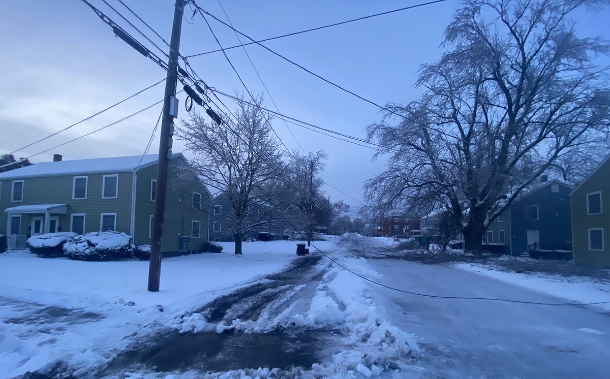 Deneault16's tweet image. Going to be a long day of cleanup in South Portland #sopo  #nopower #staysafeveryone