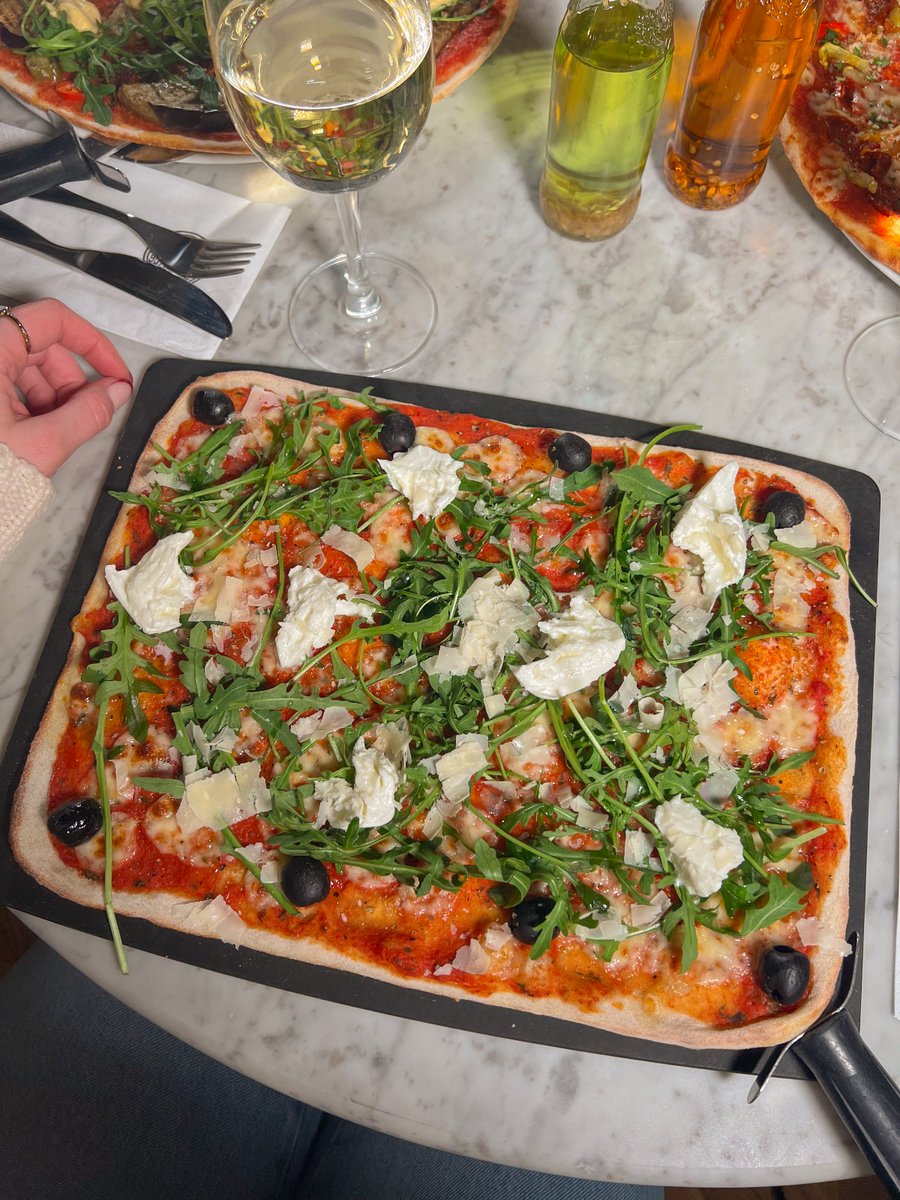 PizzaExpress's tweet image. Enjoy a slice of our heritage with the return of the Soho ’65. 🎉

Welcomed back on a Calabrese base (our iconic rectangular base), with tomato, fresh buffalo mozzarella, olives, crisp rocket and shaved Gran Milano. 

Your marble table awaits. ✨

#SpringMenu