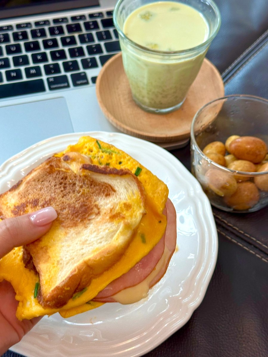Breakfast on the sofa🥪📝Today’s Breakfast: egg sandwich is so delicious|||
Today’s Holiday Hello, no one is going to work
So you can happily eat Brunch🥪
real! This scallion sandwich is so delicious.