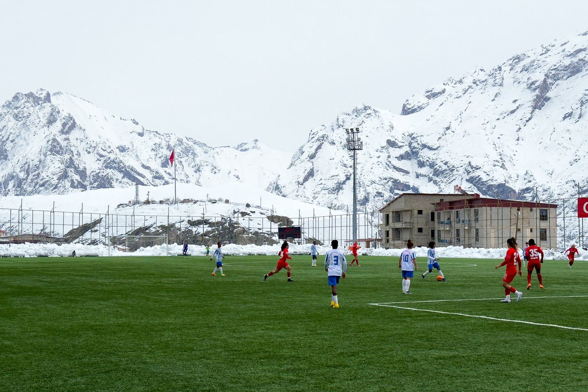 #Turkcell Kadın Futbol Süper Ligi’nin 25’inci haftasında, Beylerbeyi Spor Kulübünü 2-1 mağlup ederek sahadan galip ayrılan gururumuz #Hakkârigücü Kadın Futbol Takımımızı canıgönülden tebrik ediyor; başarılarının devamını diliyorum.

📍#Hakkâri 

#BenimŞehrimBenimTakımım