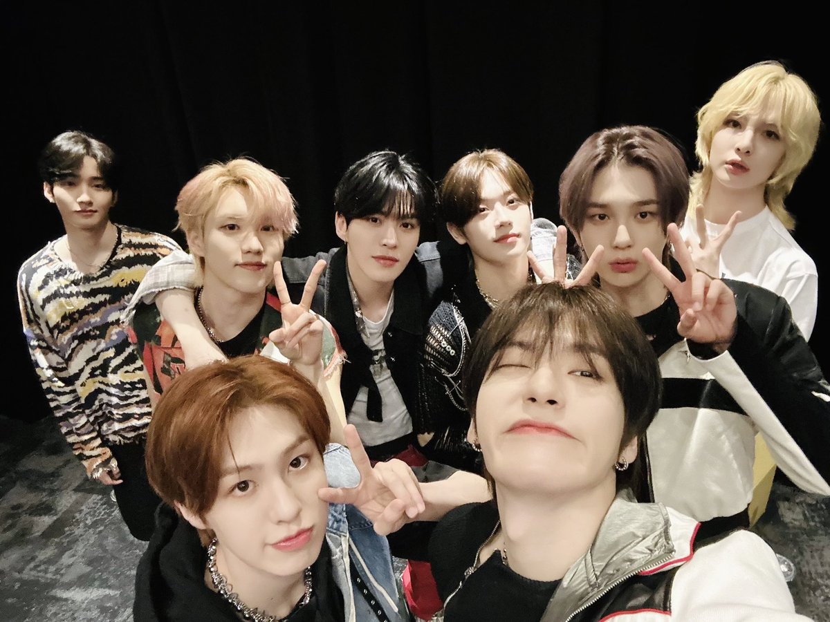 the_EPEX's tweet photo. [🎁]
제니스와의 만남은 늘 행복하고 즐거워요😘
다음 주에 있을 대만 공연에서도 우리 신나게 즐겨요❣️

#EPEX #이펙스 #Eight_Apex #EPEX2NDCONCERT #SoWearenotAnxious #EPEXinTAIPEI #위시 #금동현 #뮤 #아민 #백승 #에이든 #예왕 #제프 https://t.co/woPkz1qFGZ