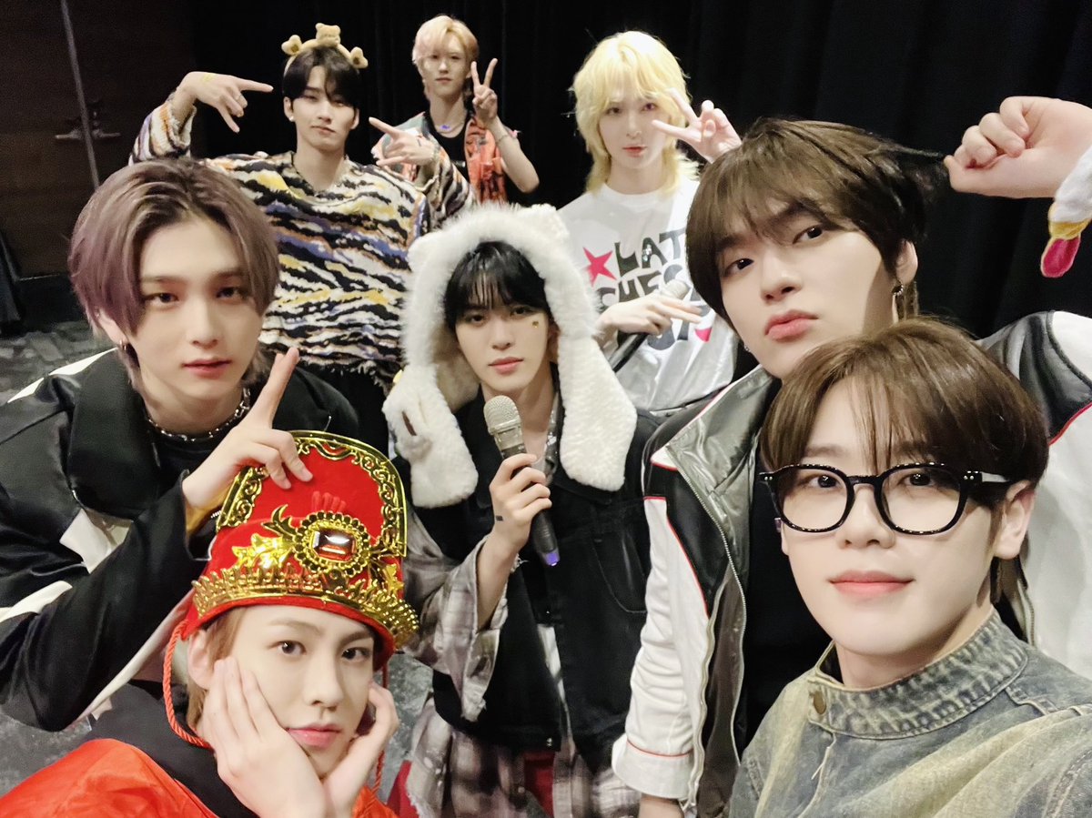 the_EPEX's tweet photo. [🎁]
제니스와의 만남은 늘 행복하고 즐거워요😘
다음 주에 있을 대만 공연에서도 우리 신나게 즐겨요❣️

#EPEX #이펙스 #Eight_Apex #EPEX2NDCONCERT #SoWearenotAnxious #EPEXinTAIPEI #위시 #금동현 #뮤 #아민 #백승 #에이든 #예왕 #제프 https://t.co/woPkz1qFGZ