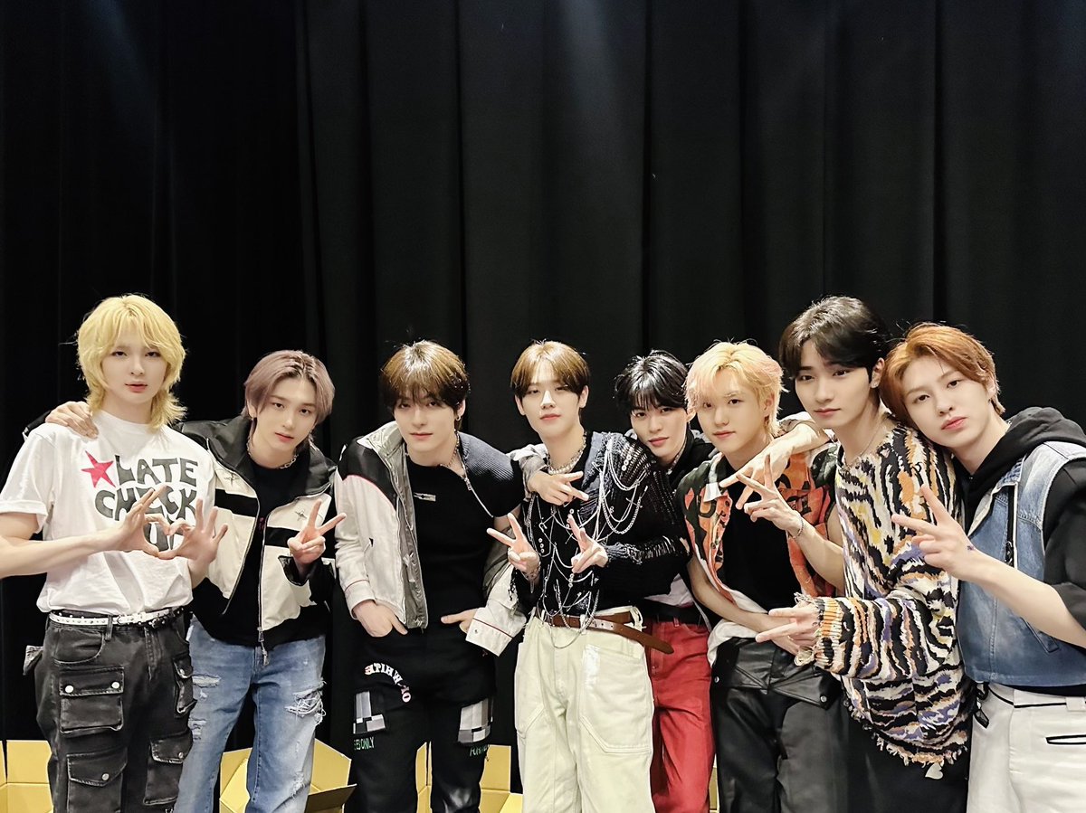 the_EPEX's tweet photo. [🎁]
제니스와의 만남은 늘 행복하고 즐거워요😘
다음 주에 있을 대만 공연에서도 우리 신나게 즐겨요❣️

#EPEX #이펙스 #Eight_Apex #EPEX2NDCONCERT #SoWearenotAnxious #EPEXinTAIPEI #위시 #금동현 #뮤 #아민 #백승 #에이든 #예왕 #제프 https://t.co/woPkz1qFGZ
