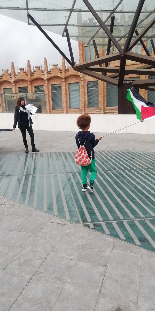 MarielaPica's tweet photo. Hoy quería ir al parque, al final cogió la bandera. Cuando sea grande sabrá que hicimos lo que tocaba, poniéndonos del lado correcto de la historia. #FreePalestine #StopGenocidio #silencioescomplicidad https://t.co/l5PnN1cq0Q