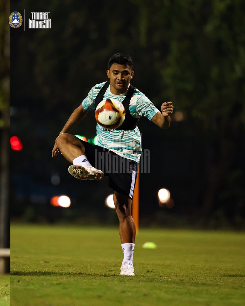 TimnasIndonesia's tweet photo. Potret para pemain dan pelatih Timnas Indonesia yang langsung menggelar sesi latihan dan pemulihan pada malam hari selepas tiba di Vietnam pada Sabtu (23/3). 

#KitaGaruda #BersamaGaruda #GarudaMendunia https://t.co/l3E71Vladg