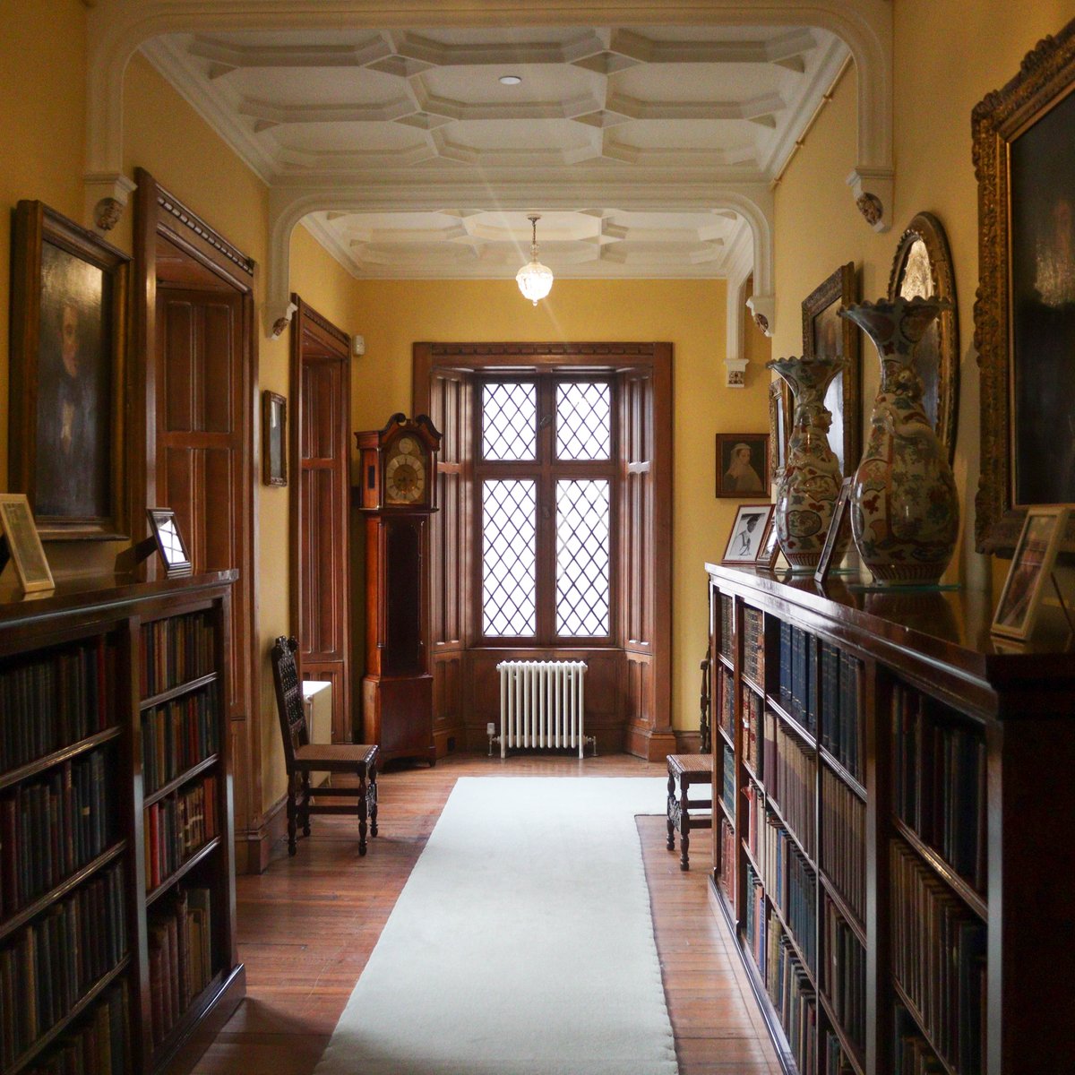 In the entrance corridor of the Hope-Scott Wing, guests pass by several 17th-century historical portraits of the Civil War era purchased by Sir Walter Scott himself, depicting famous figures from the Duke of Monmouth to Oliver Cromwell and King Charles I. If walls could talk!🖼️✨
