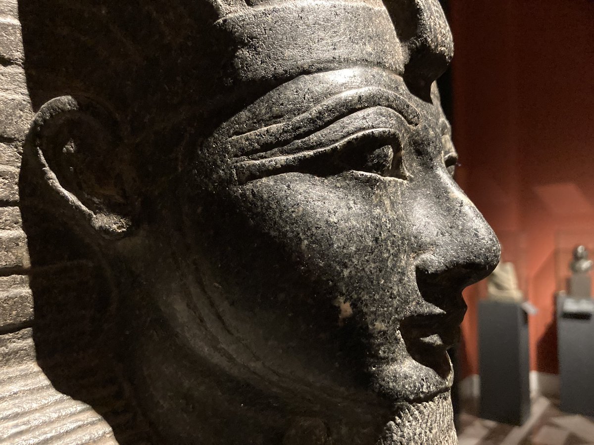 Despite the absence of any text naming the king depicted in this smiling idealised likeness, he can be identified as Thutmose Ill because of its similarity to other securely dated statues of him. 18th Dynasty c 1504-1452 BC @KHM_Wien #Vienna #Granodiorite #StatueSunday