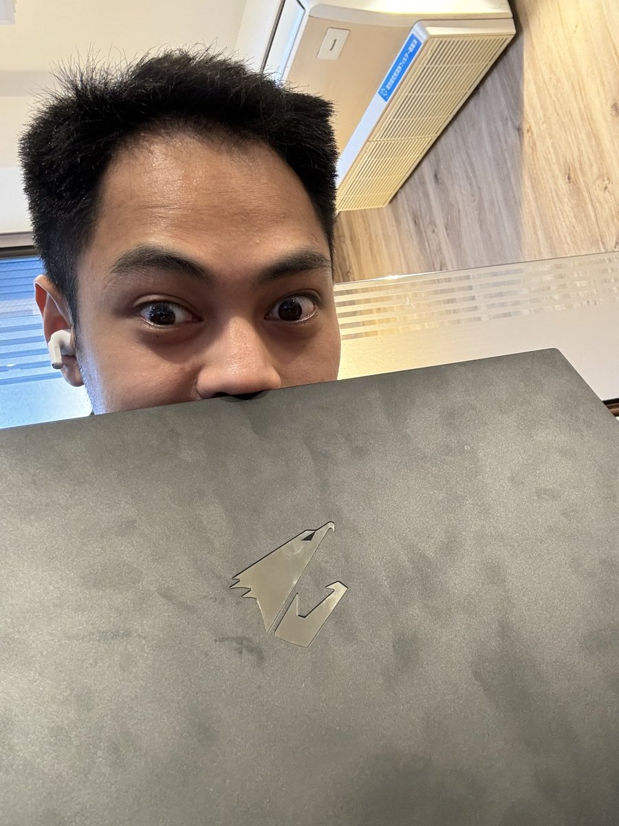 Je vous assure qu’avoir un ordi en voyage c’est PRI-MOR-DIAL ! 👌🏽 Heureusement @AORUS_France m’a envoyé le Aorus BSF 15 ! Je compte plus combien de fois cet ordi a sauvé mes lives 😭 Bénéficiez de -200€ avec le code SOLIVANN sur le pc AORUS 15 BSF : bit.ly/3Pf0TnY