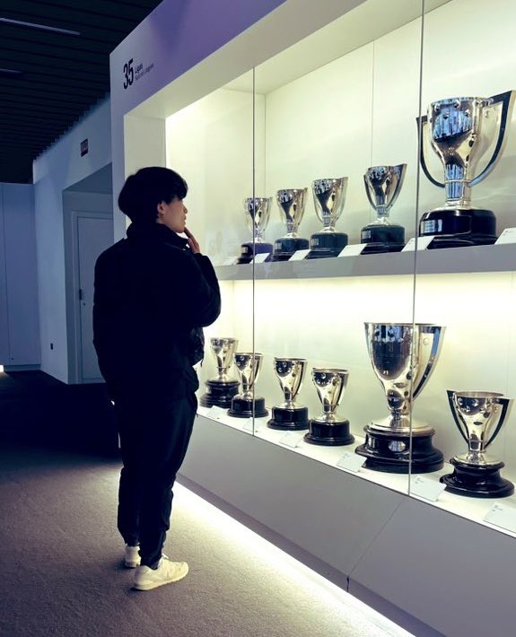 GlobalFACT1's tweet photo. スポーツトレーナー短期研修in セビージャ🇪🇸
①レアル・マドリードスタジアムツアー

世界一のクラブの歴史や伝統、トロフィーや選手の軌跡を見ることができ、目に映るもの全てが圧巻でした！写真や動画を撮ったり、レアル公式ショップでもみなさんお目当てのものを購入して、大満足のようでした♪ https://t.co/32319HjyUz
