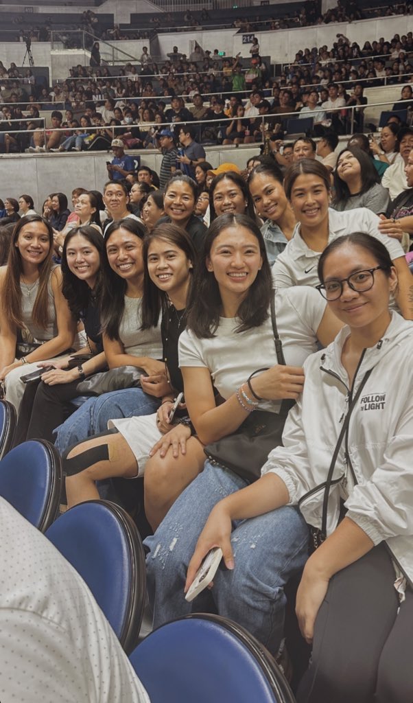 Thank you for showing up today, ladies! It meant a lot to the Ateneo Blue Eagles! 💙🦅

📸 mownana
#AllOutAteneo 
#UAAPSeason86 
#UAAPVolleyball