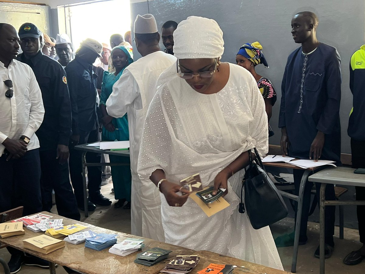 Le Président <a href="/Macky_Sall/">Macky Sall</a> a voté ce matin au collège Thierno Mamadou Sall du quartier Peulgha. 
Accompagné de son épouse, la Première Dame Marième Sall, il a accompli son devoir citoyen avant de s’adresser à la presse.