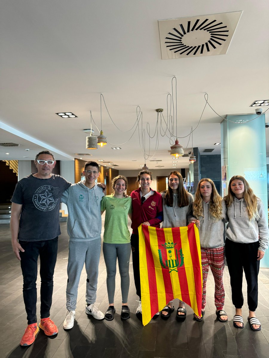 AjFelanitx's tweet image. 📸 Coincidències que ens omplen encara més d&apos;#orgullfelanitxer L&apos;equip del Club Triatló Portocolom que participa en el Campionat d&apos;Espanya d&apos;Alcobendas ha coincidit a l&apos;hotel amb na Mariona Caldentey que juga avui el clàssic del FC Barcelona Femení amb el Real Madrid CF.