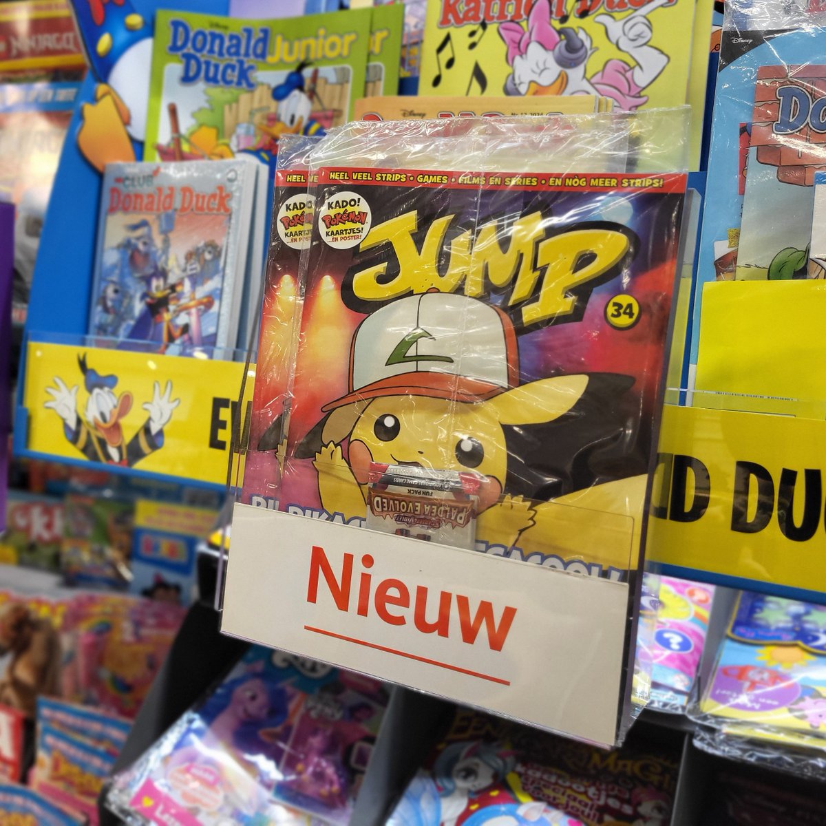 De Pokémon-special van JUMP ligt in de winkels met een interview met de bekendste en vrolijkste Pokémon-YouTuber, Rickachu!

Naast bijzondere Poké-facts krijg je ook nog Pokémonkaartjes én een Pokémonposter cadeau! 

jumpstripblad.nl

<a href="/Rickhatsjoe/">Rickachu</a> #Pokemon <a href="/mediatornado/">Media Tornado</a>