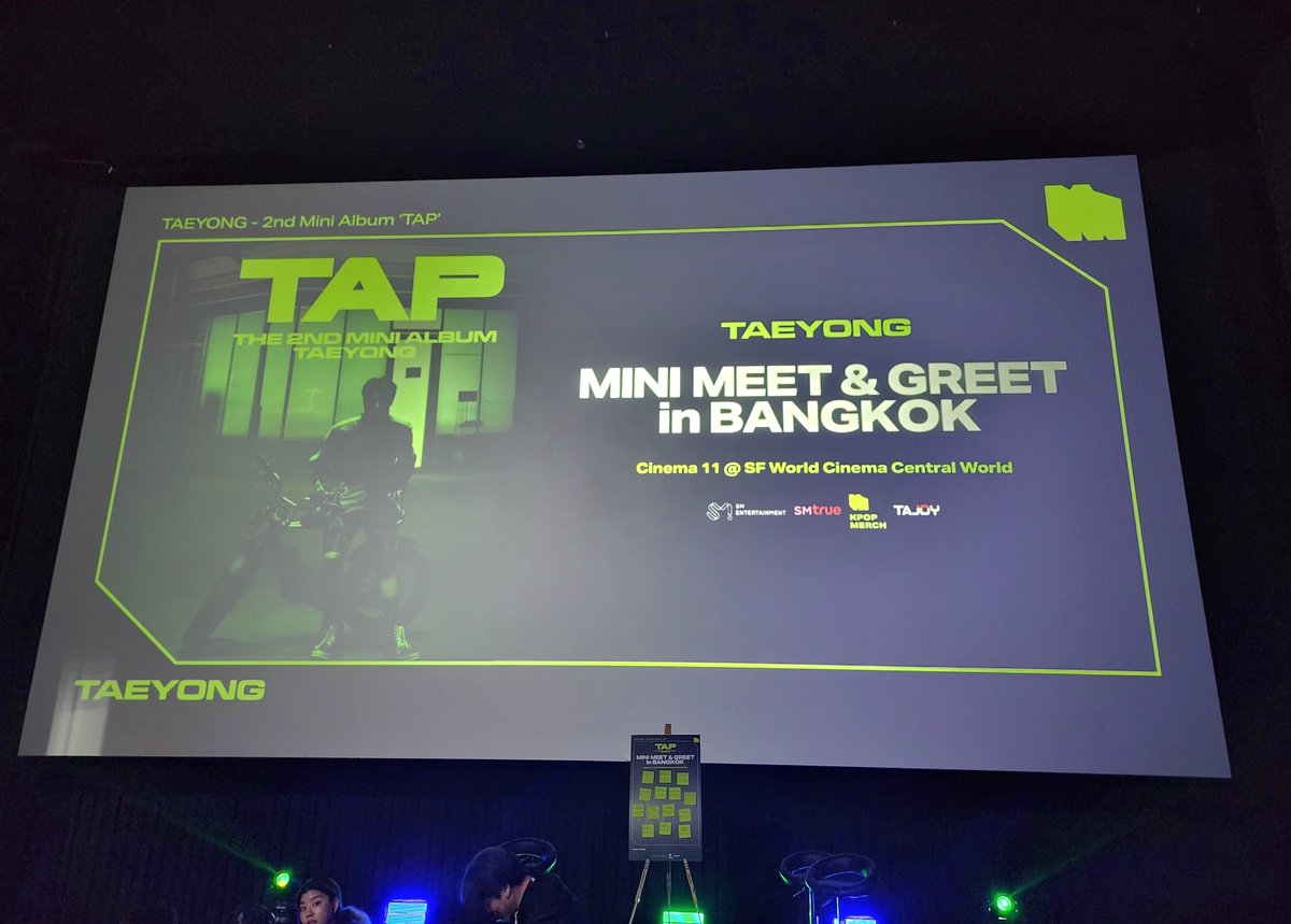 Taohuyee_AK's tweet photo. ไอย่า ปลื้มปริ่มมาก ได้เจอปะป๊าาาา 🥹🥹🥹🥹

Meet & Greet มี 10 คำถาม 
เท่าที่จำได้

1. นึกถึงอะไรในประเทศไทยเป็นอย่างแรก
ตอบ = ดีเจนุ้ย 😂

2. เพลงที่ทำนานสุด
ตอบ = 404 series

3. ระหว่างแทยงเข้ากรมให้ทำอะไรรอดี
ตอบ = ระหว่างมาไทยได้ถ่ายอะไรเยอะแยะเลย และอาจจะมีเพลงใหม่ให้รอฟังก็ได้😁 (สปอย)  

4.  ระหว่าง ข้างเหนียวมะม่วง vs Manager
ตอบ = ตอนแรกตอบ ข้าวเหนียวมะม่วง แต่สุดท้ายก็เปลี่ยนมาตอบ Manager hyung

นึกออกเท่านี้ ใครอยู่ในงานช่วยนึกหน่อย 😅😅😅

#TYTAPinThailand