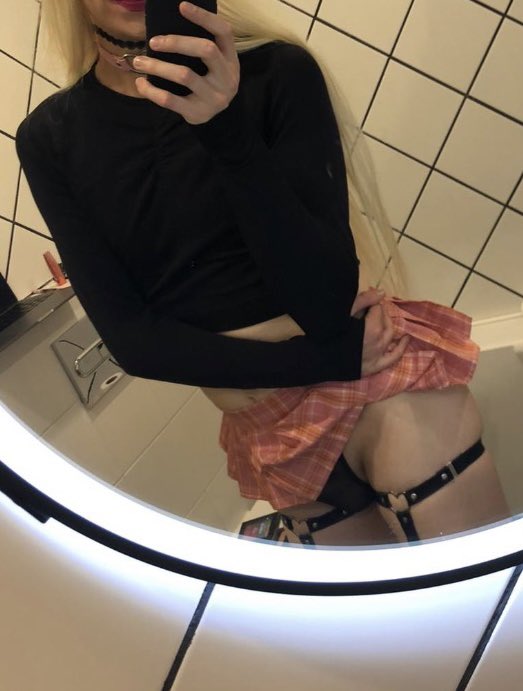 Anyone available to bully this dumb sissy? Pleeeease 🥹☺️ use me how you wish please 😍