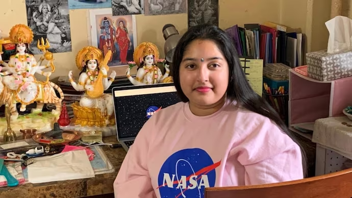 x_rahulraj's tweet photo. Indian Secularism 101:

Make fun of the girl on the left. Ridicule her. Shame her for her religious preferences

Stay Silent for the boy on the right. To show neutrality, use Ifs, Buts, Howevers. https://t.co/k32cwr8gak