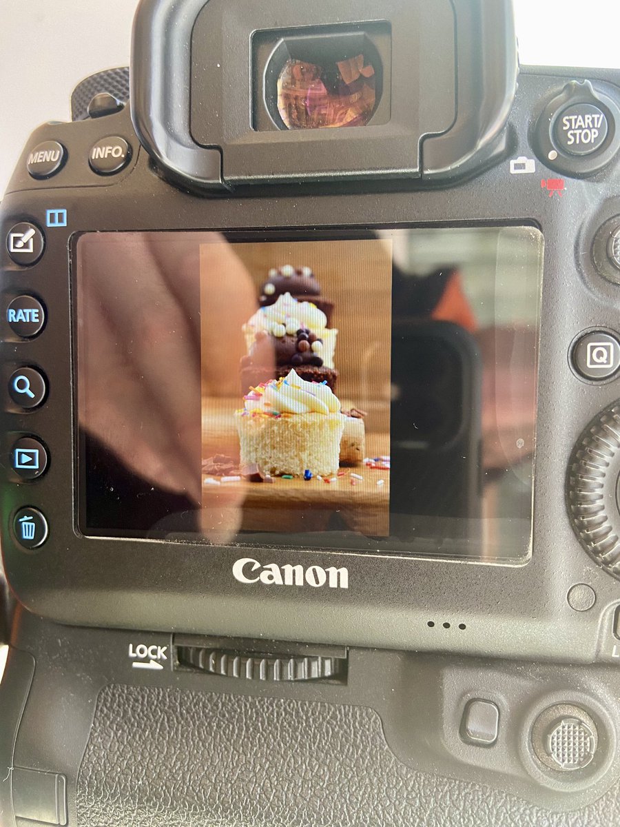 Cake time with lights from @EssentialPhoto_ @PIXAPRO_UK  #foodie #foodphotography #cupcakes #cake 📷🧁😋