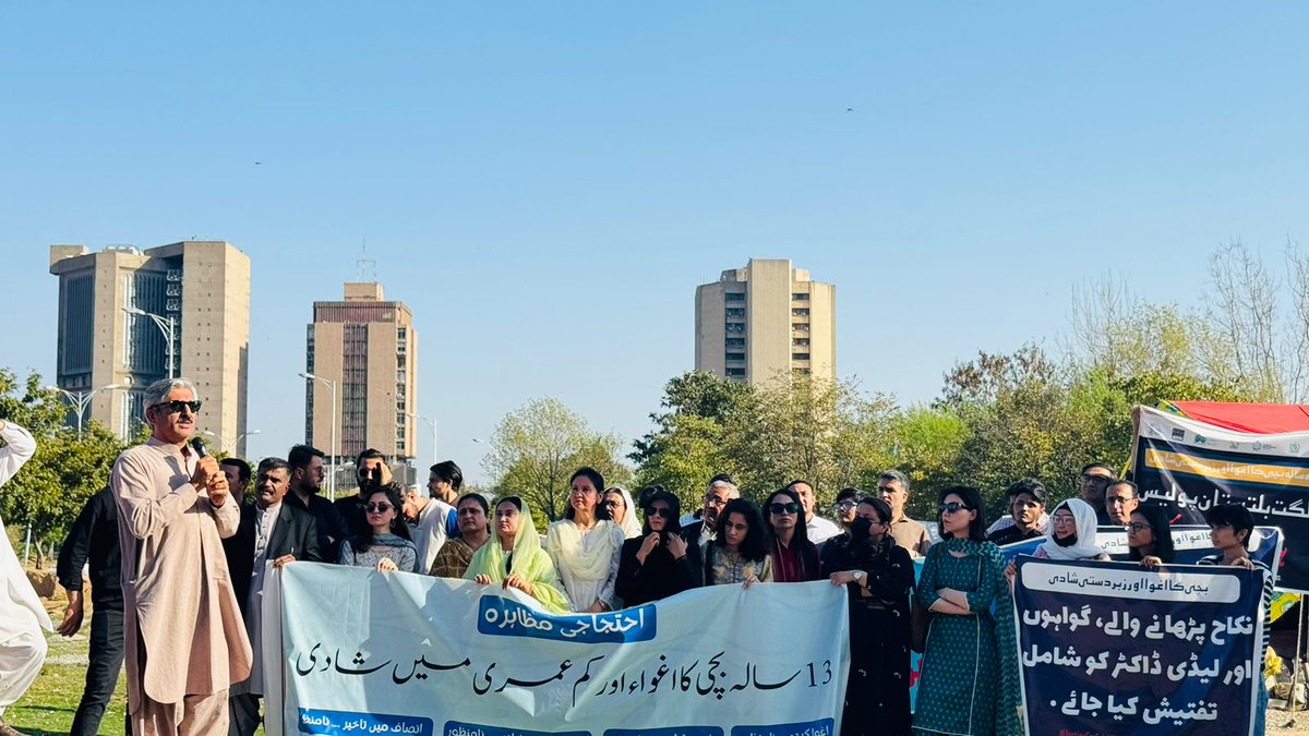 Civil society and child rights organizations staged a protest outside National Press Club Islamabad against abduction and child marriage of Falak Noor a 13 year old girl of grade 8 from Gilgit. Protestors demanded the recovery of the girl.
#UNFPA
#geotv
#UNCEF
#UNwomen