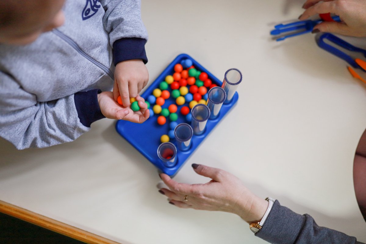 Arthur's epileptic episodes started when he was 11 months old. His therapy sessions stopped because of war and displacement. His family settled in Lviv, where he can now access these services again from specialists supported by UNICEF and @BMZ_Bund through @KfW_FZ_int.