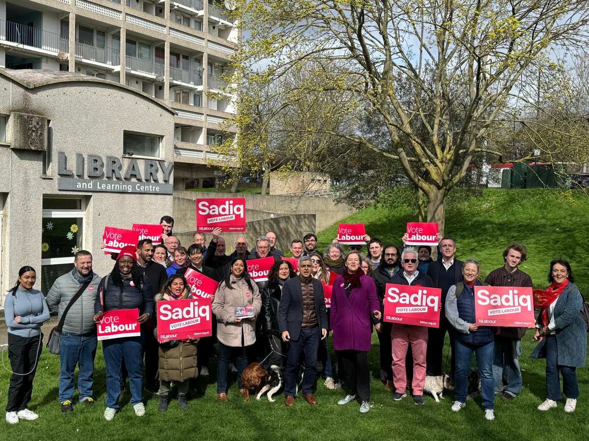 Excellent turnout and good reception on the doorstep for ⁦@SadiqKhan⁩ visit to Roehampton with ⁦@PutneyFleur⁩ and Assembly Member ⁦@LeonieC⁩