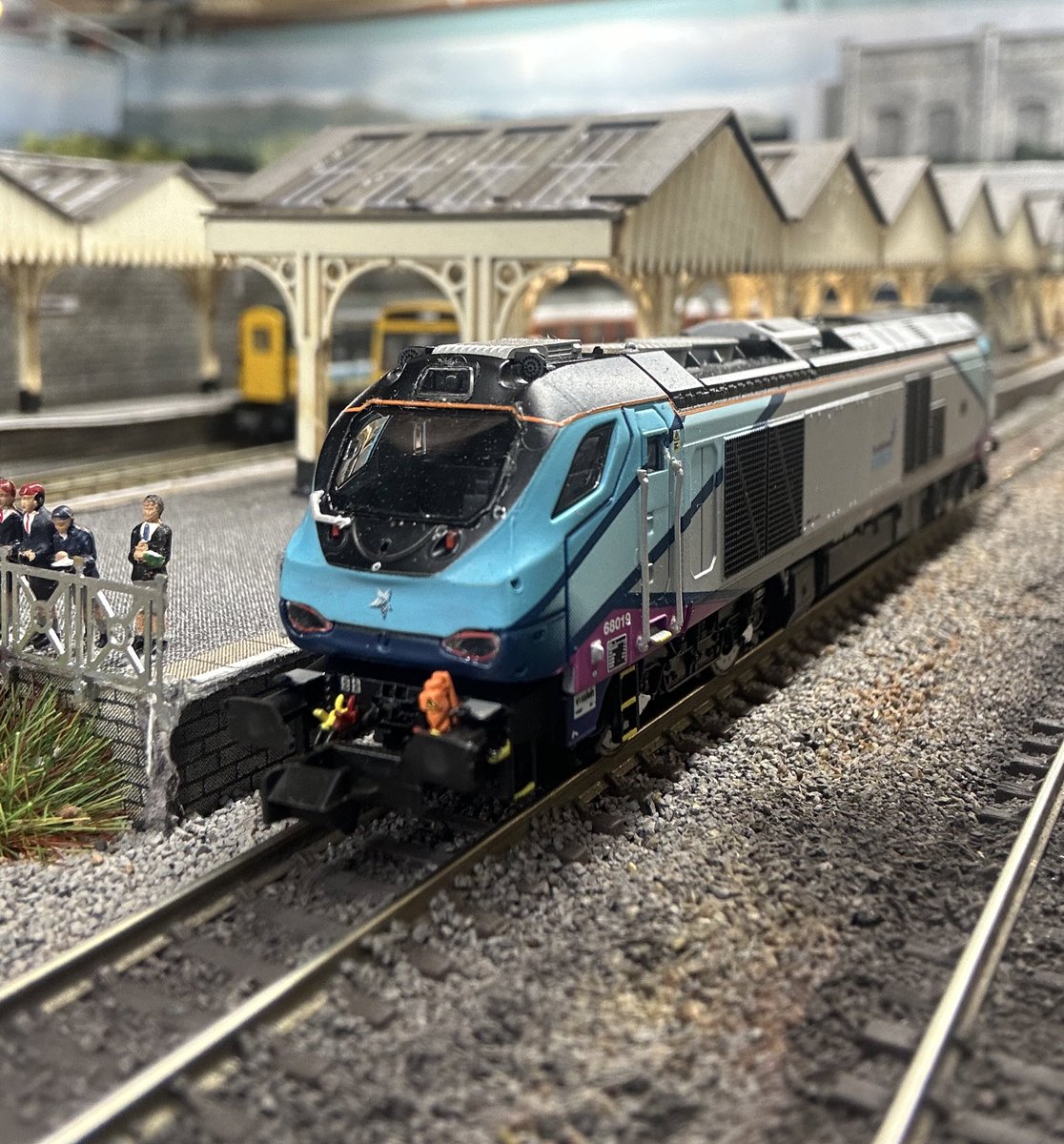 daryldixon716's tweet image. #TwitterModelTrainShow Ok who let the big cat out?? 68019 “Brutus” sits at a red signal by some young enthusiasts