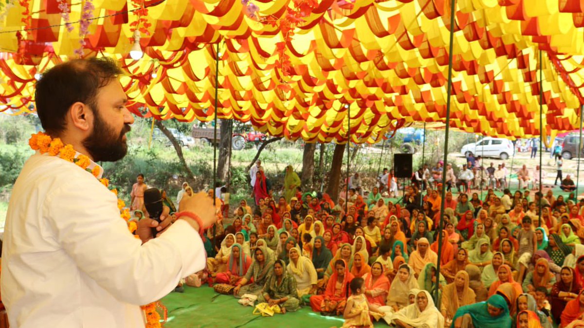 AnkurSharma_Adv's tweet photo. 24.03.2024: रघुचक (घगवाल; जम्मू लोक सभा)। 

जनता से सीधे संवाद में: एकम् सनातन भारत दल के प्रति जनता में भरपूर प्रेम। 

परिवर्तन के लिए “बांसुरी” का बटन दबा अंकुर शर्मा एवम् एकम् सनातन भारत दल को विजयी बनाएँ। https://t.co/9277VciNs7