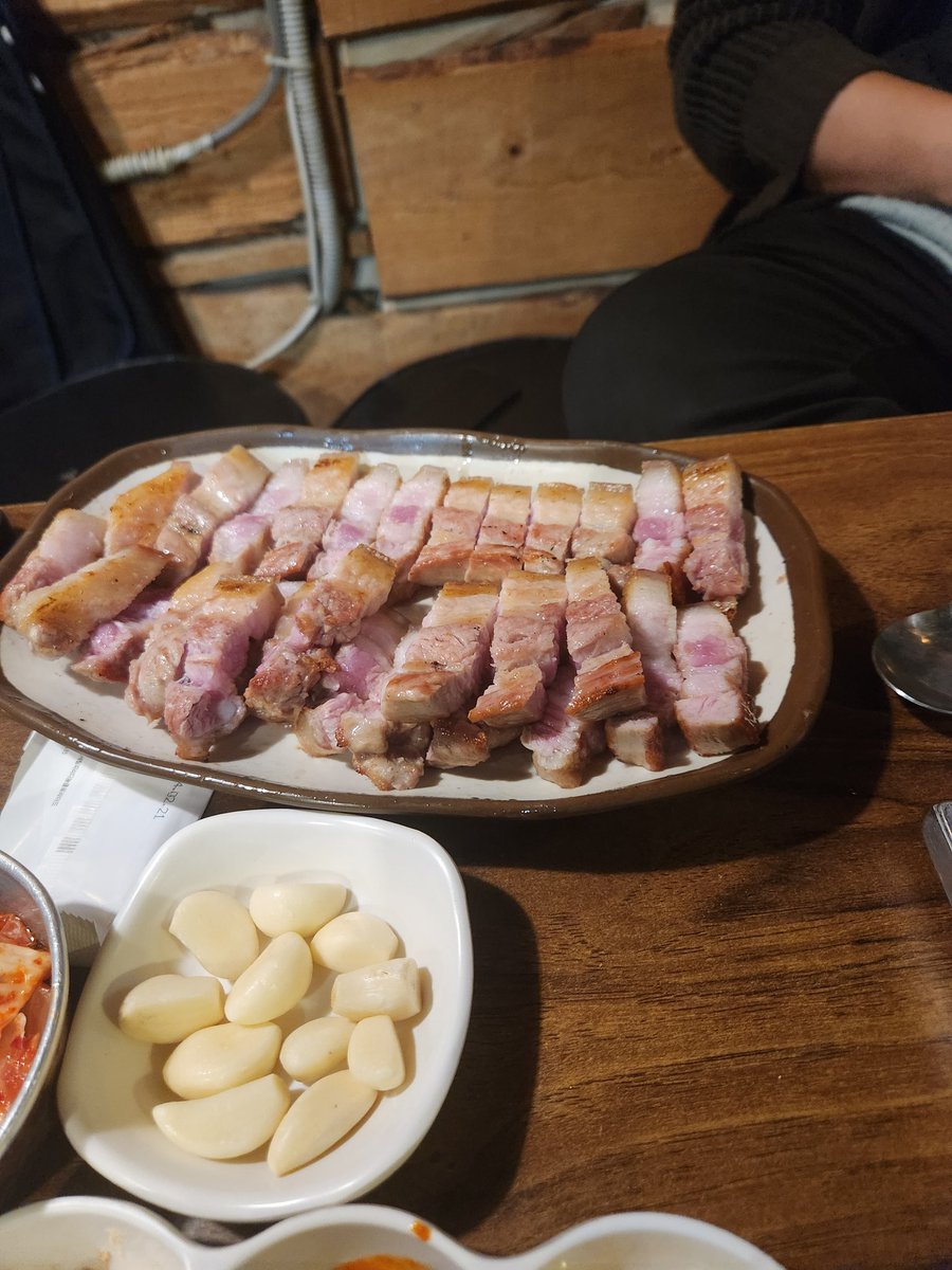 longbowman234's tweet photo. 간만에 삼겹살 소주한잔 https://t.co/TdkkfXgC8F