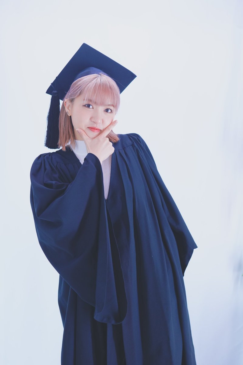 junnarockyou's tweet photo. 大学の友達と、セルフ写真館に行って、ガウンと帽子で撮ってきたの📷

よき思い出🎓 https://t.co/3qMuZ43pnJ