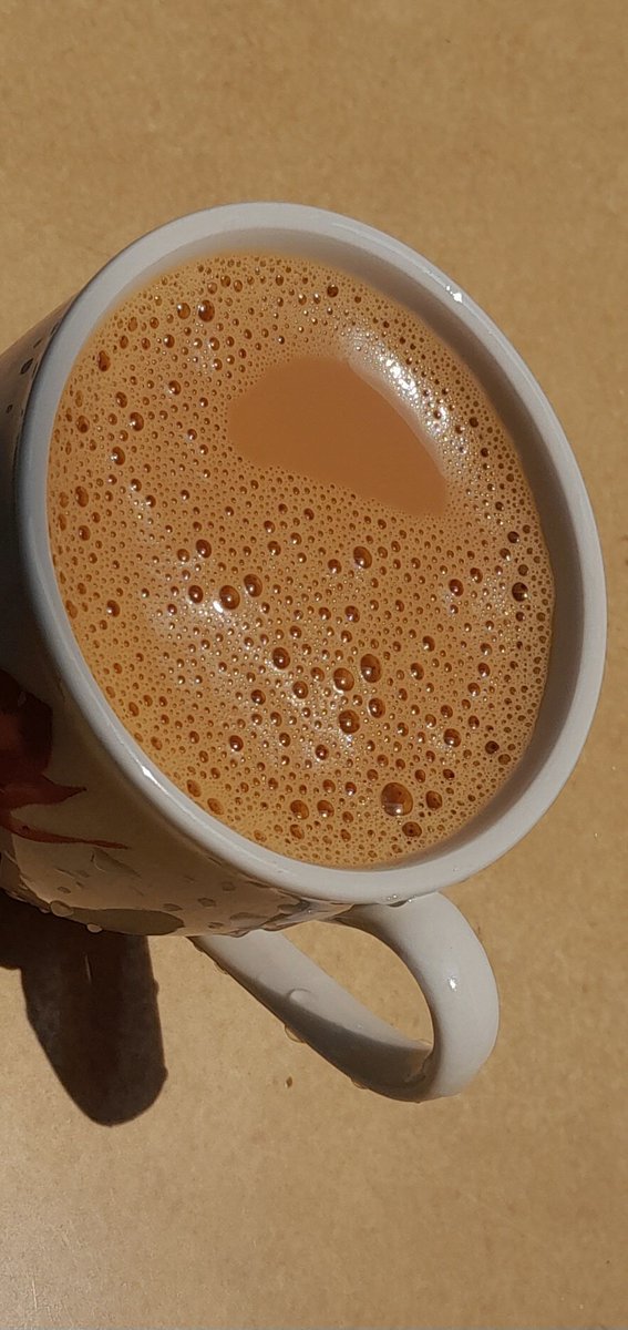Madhumathi_Inks's tweet photo. 🤎
Tea, is an emotion.
"கண்ணாடி கோப்பை
ஆழியில் நான்
கைமீறி சேர்ந்த தேயிலை..."
~✍️🏽  @Lyricist_Vivek
குடிப்பதில் இருக்கும் அவசரத்திற்கும், பருகுவதில் இருக்கும் நிதானத்திற்கும் இடையே புலர்கிறது, வாழ்க்கையின் தேனூறும் தருணங்கள்...
கோப்பை ஒன்று தான்.
#தேநீர் 
#TeaTime #AllThingsTea https://t.co/l7BUQcTOwQ
