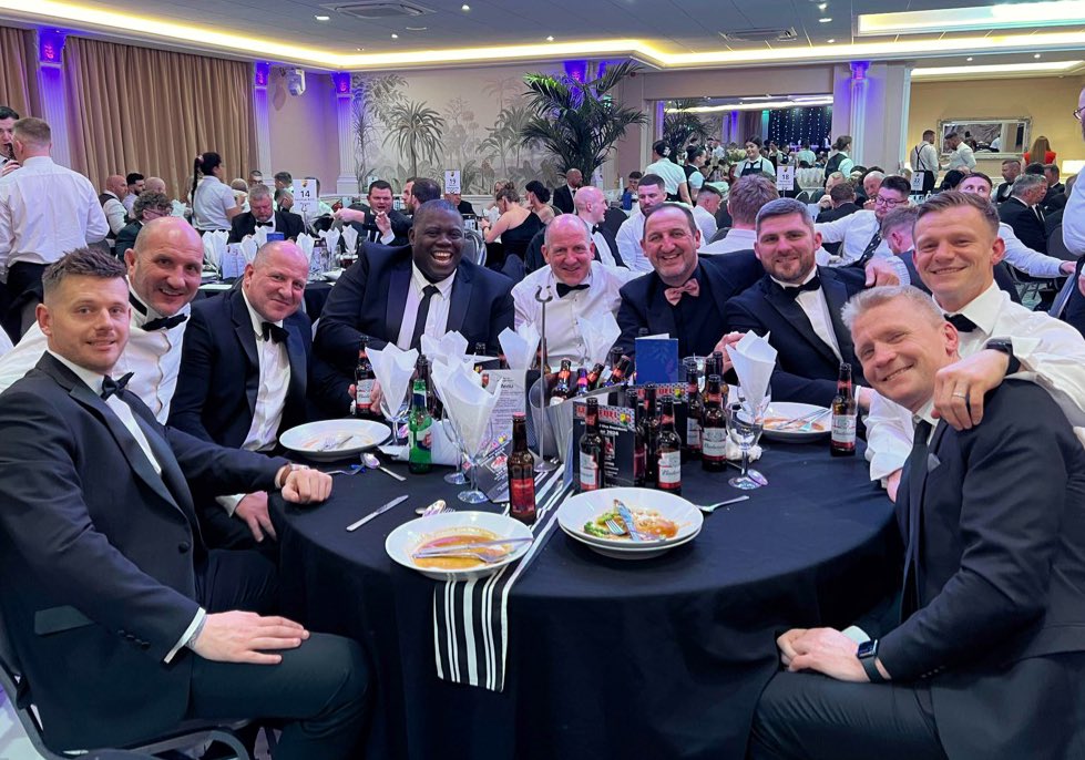 Oh what a night with proud wearers of the Llanelli Scarlet jersey … miles of smiles & laughter! Thanks Stephen @FelinfoelRFC for kind invitation… #RoguesGallery