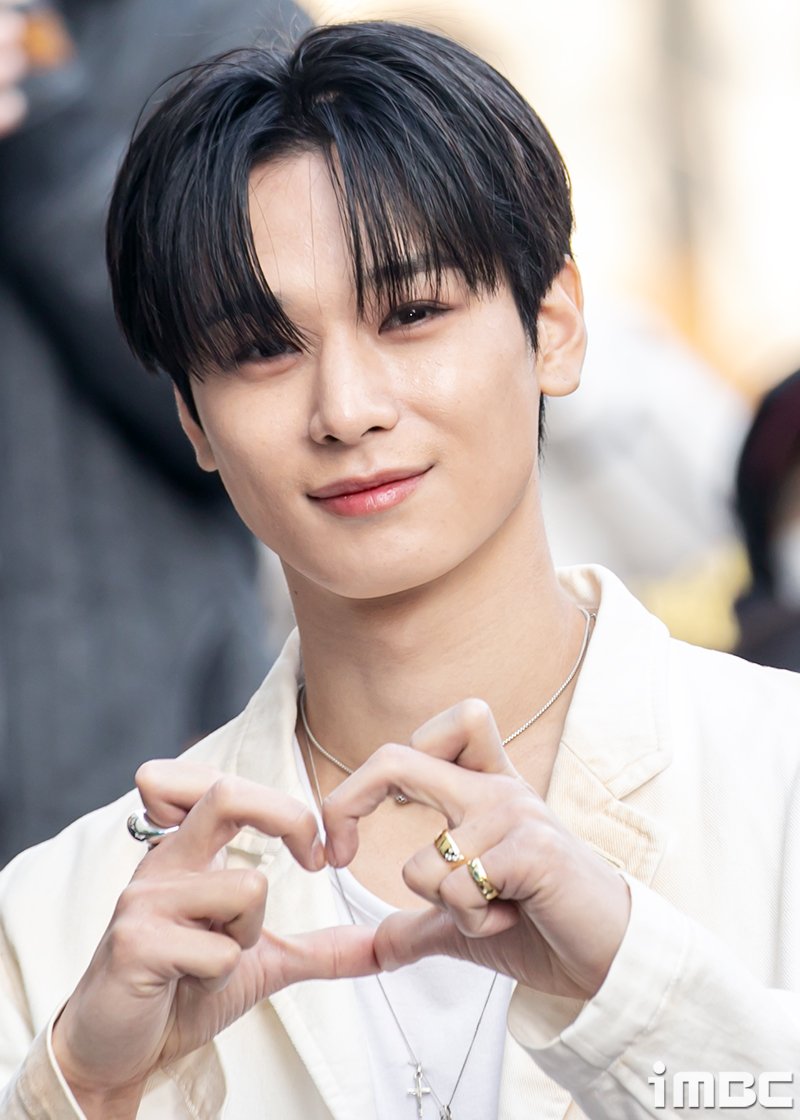 The cameras snapped photos of me when I attended Music Bank; adopting the cat-love ear pose, I concluded my appearance with a bright and charming smile, standing confidently in front of a multitude of cameras.