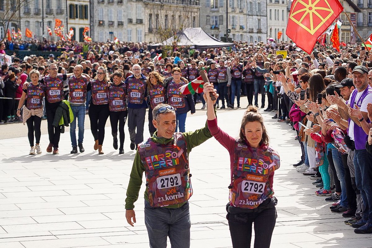 Harrotasunez, 23. KORRIKA Irundik Baionarat iritsi da Lekuko barruko mezu sekretuaren idazlea: Garazi Arrula Ruiz korrika.eus/eu/bloga/item/… #HarroHerri #23KORRIKA #KORRIKA