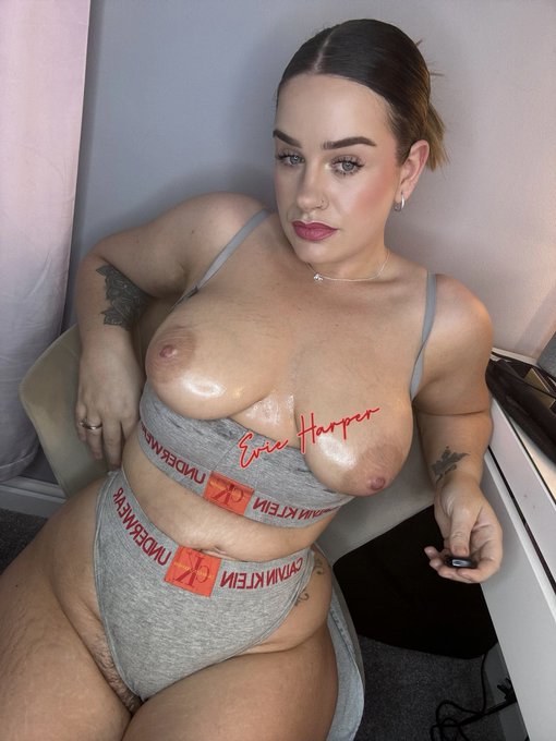 Is my body inviting? 😋 https://t.co/jmhZbolj2A