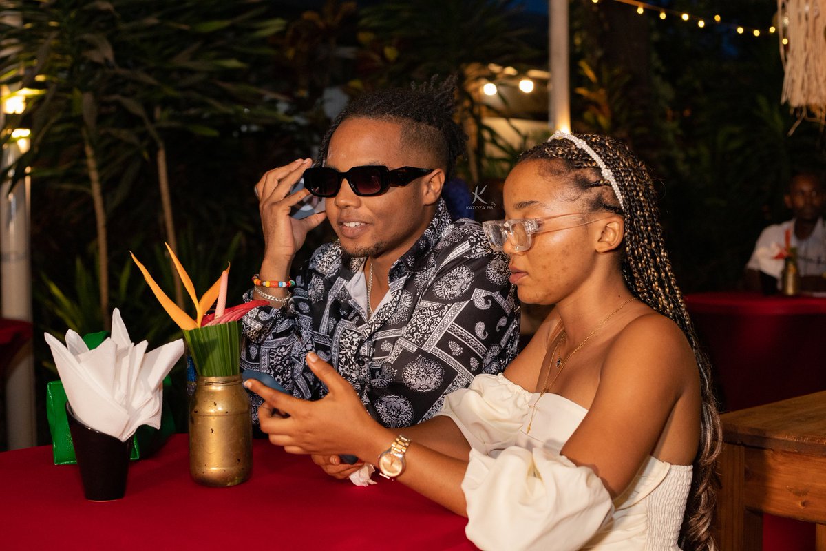 KazozaFM's tweet photo. 🤩👨🏽‍🎤👩🏽‍🎤 "#KaSummerSong, un événement mis en place par la @KazozaFM pour encourager des gens talentueux dans le domaine musical", dixit @RNiyonkeza, DG de la radio kazoza FM lors d'une réunion, ce 22 mars 2024, avec des musiciens, des bailleurs,.. 

📷: Magazine Jimbere

#Burundi https://t.co/nJE23MwBwo