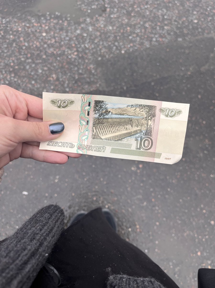 dvvydova's tweet photo. каждый раз, когда расплачиваюсь наличными ловлю лютый восторг от новых (старых) деняк, глядите! 

это суперпусечная пятерка (5 рублей!) и олд мани чирик! https://t.co/JrHUR93opN