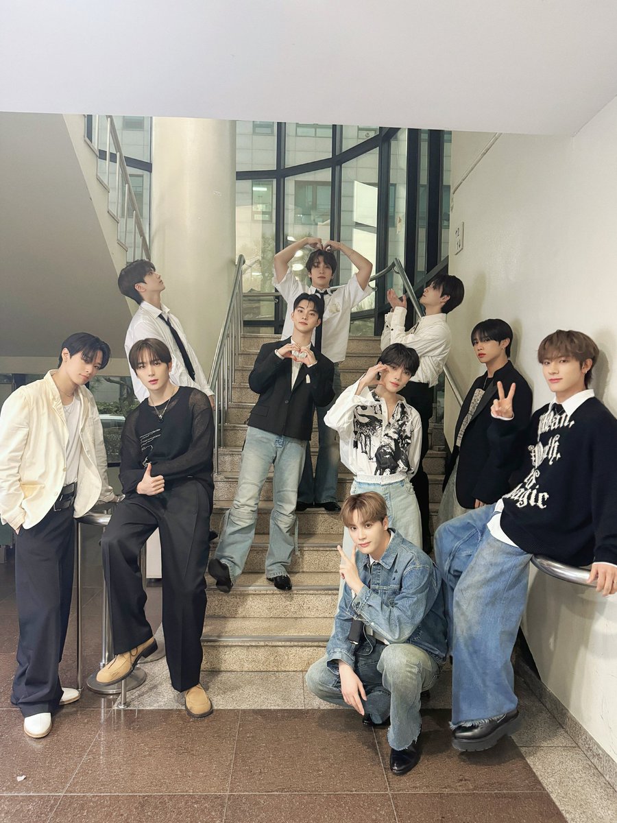 The Boyz's performance on Music Bank and today's fan signing event have come to an end. It was a memorable day spent with Deobi, starting from the intimate mini fan meeting, moving on to the captivating 𝗡𝗲𝗰𝘁𝗮𝗿 stage performance, and culminating in the fan signing session.