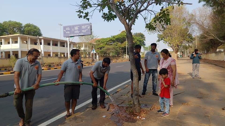 TeamMysuru's tweet photo. ಇಂದು ಟ್ಯಾಂಕಿನ ಮುಖಾಂತರ ನೀರು ಹಾಕಿ ಒಟ್ಟು 197ಗಿಡಗಳನ್ನು ಸಂರಕ್ಷಿಸುವ ಕಾರ್ಯ ಆರಂಭಿಸಿದ್ದೇವೆ...
ಪರಿಸರ ಪ್ರೇಮಿಗಳು ಒಂದು ಟ್ಯಾಂಕರ್ ನೀರು ಕೊಡಿಸುವ ಮೂಲಕ ಈ ಸಾಮಾಜಿಕ ಕಾರ್ಯಕ್ರಮಕ್ಕೆ ಸಹಾಯ ಮಾಡಬೇಕಾಗಿ ವಿನಂತಿ..
#teammysuru
#greenmysuru
#saveplants
@mepratap @GTDevegowda @TSSrivatsa @NimmaNagendra https://t.co/IT9DWzizJi