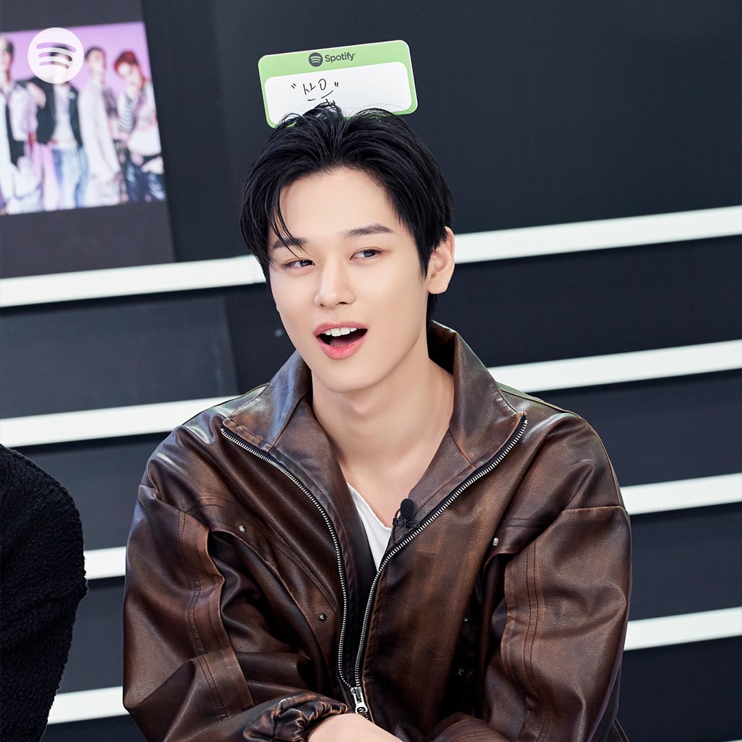 youtube.com/watch?v=PvyyaF…, I was clad in a stylish leather jacket, captured in the behind-the-scenes photograph taken during our insightful session with Spotify.