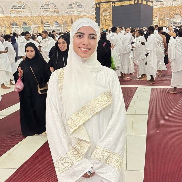 اللهم انر قبرها و اجعلها من اهل الفردوس الاعلي.

اللهمّ آنسها في وحدتها، وفي وحشتها، وفي غربتها.

اللهمّ املأ قبرها بالرّضا، والنّور، والفسحة، والسّرور.

اللهمّ افسح لها في قبرها مدّ بصره، وافرش قبرها من فراش الجنّة.

اسألكم الفاتحة لحبيبه 🤍