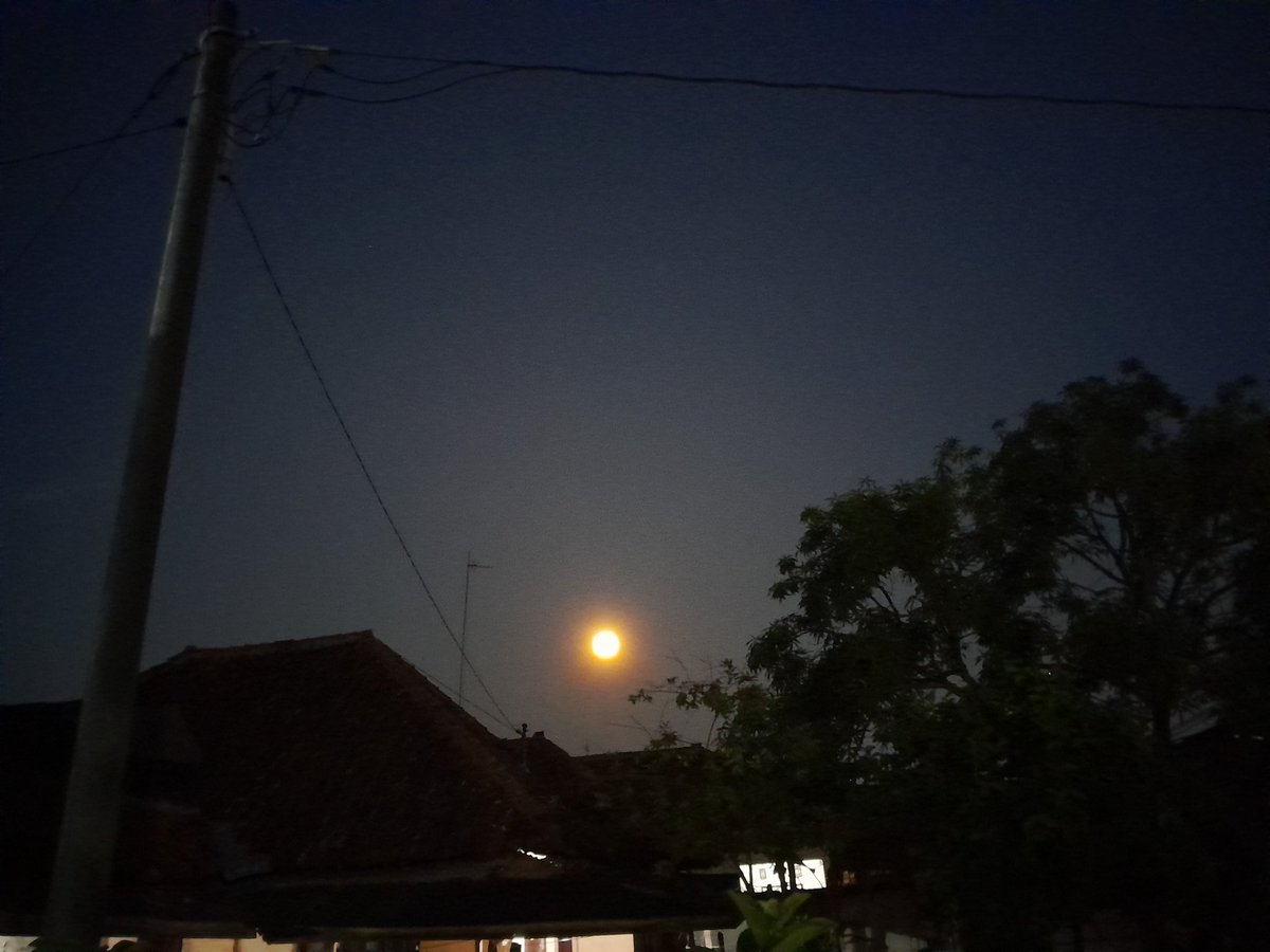 Sebulat ini... Ada yang punya gambar bulan sore ini?