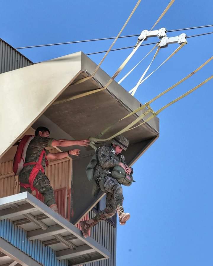 Buen día 🇨🇱, aquí cuando inicié la conquista del cielo, la incertidumbre y temor te lo encargo; pero la emoción y la adrenalina fue superior 🫡😁🪂
(Cancha entrenamiento de Paracaidismo Militar ESIMAR) Infantería de Marina. Que este día sea bendecido.