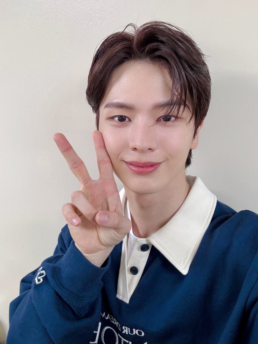 [📸] #YOOKs_moment
Our Dream 마지막 날,

성재가 디너쇼 하는 그 날까지
함께하기 약속🤙🏻

#육성재 #YOOKSUNGJAE 
#비투비 #BTOB #BTOB_Our_Dream