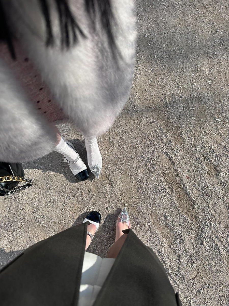 PLLAddictsBRd's tweet image. Enjoy time with besties on Sunday