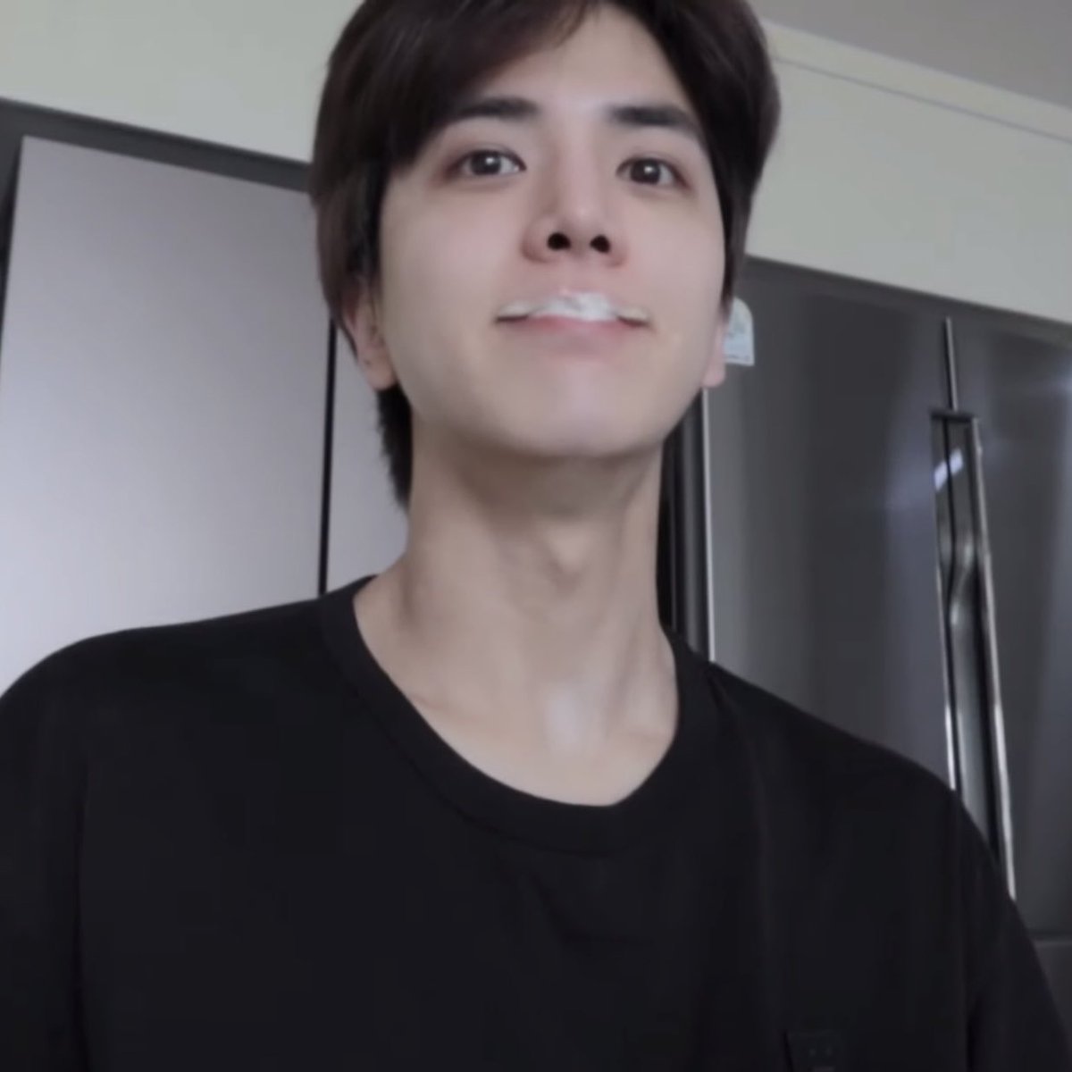 엉훈이가 창미나 이거봐ㅎㅎ 하면 지창맹 어쩌라고 표정으로 보다가 ㅡㅡ해달라고?? 인상쓰면서 다가가서 거품키스 해주고선 진짜 이상한 사람이야ㅋㅋ 하고 사라짐