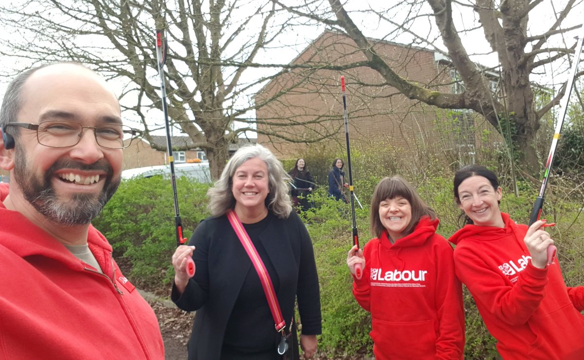 SannSwindon's tweet image. Great to get out for the #GreatBritishSpringClean with @RMBanwell, @MarianneLeCG and @Heidi_Labour and some others in the bushes! @KeepSwindonTidy @KeepBritainTidy