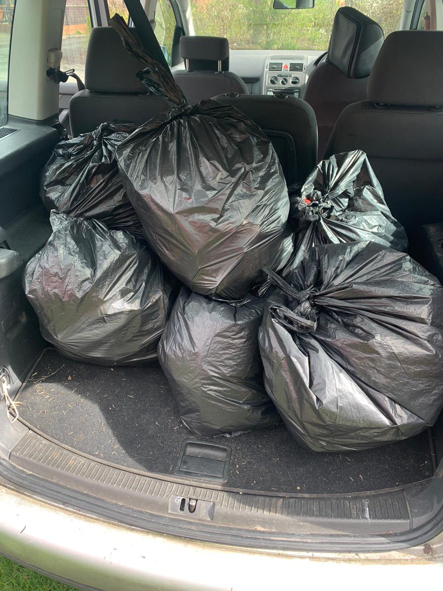 SannSwindon's tweet image. Great to get out for the #GreatBritishSpringClean with @RMBanwell, @MarianneLeCG and @Heidi_Labour and some others in the bushes! @KeepSwindonTidy @KeepBritainTidy